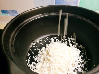 百合南瓜粥,大米倒入锅中