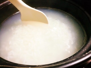 百合南瓜粥,开始煮粥时要时不时搅拌一下 避免米会粘锅底