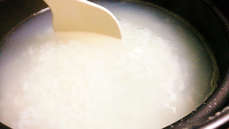 百合南瓜粥,开始煮粥时要时不时搅拌一下 避免米会粘锅底