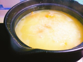 百合南瓜粥,煮制米汤变成黄色 南瓜基本熟了
