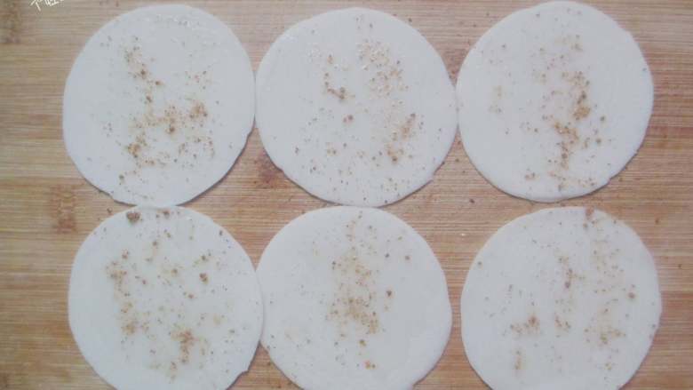 饺子皮也能烙出鸡蛋灌饼,抹点油，撒点椒盐粉