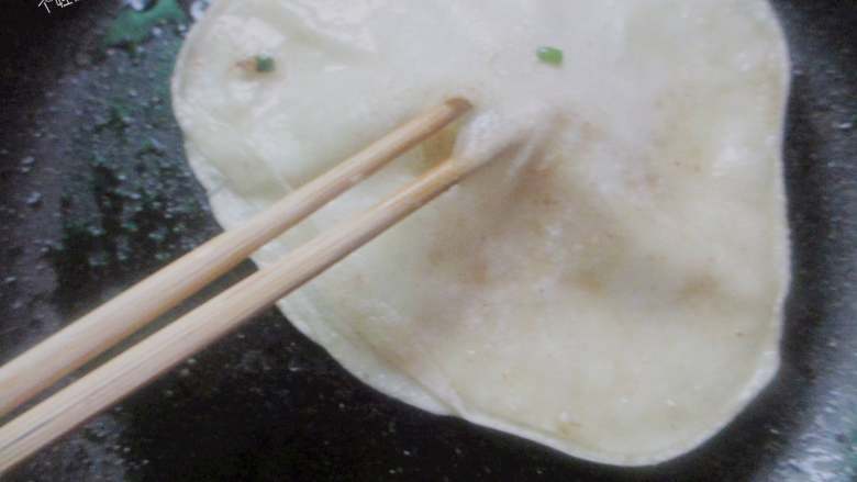 饺子皮也能烙出鸡蛋灌饼,这时饼皮会稍稍鼓起～用筷子在鼓起的地方戳个小洞