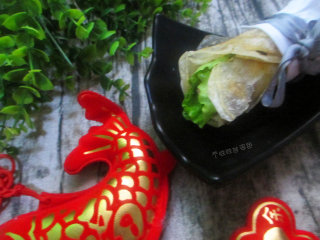饺子皮也能烙出鸡蛋灌饼,做好的鸡蛋灌饼，一定要趁热吃，因为这个时候的口感最好，外皮酥脆，内瓤松软