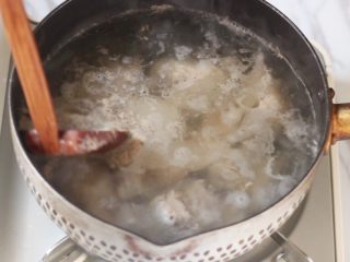 川香土豆炖排骨,肋排放入冷水锅中烧开撇去浮沫，捞出沥水。