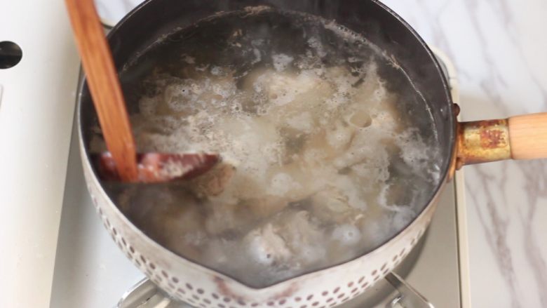 川香土豆炖排骨,肋排放入冷水锅中烧开撇去浮沫，捞出沥水。