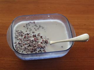 紫米黑糖土司,取100g的紫米饭泡在120cc的牛奶中备用。