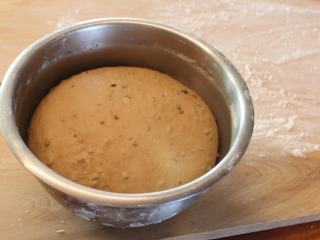 紫米黑糖土司,覆盖后置室温发酵2小时，至膨胀2倍大。