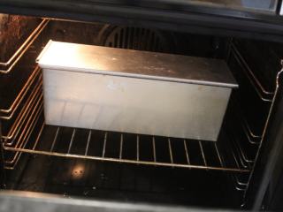 紫米黑糖土司,盖上盖子，预热好烤箱，以200℃烤35分钟。