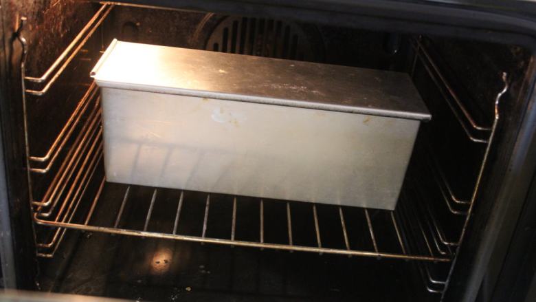 紫米黑糖土司,盖上盖子，预热好烤箱，以200℃烤35分钟。