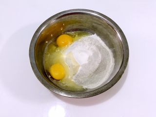 三色鸡蛋饼，吃出健康吃出爱,鸡蛋打入面粉碗中。