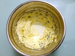 淡奶油曲奇,分三次加入淡奶油，每次加入都要打至与黄油融合才能加入下一次