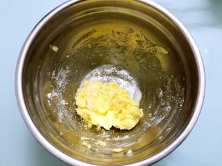 淡奶油曲奇,先用打蛋器搅拌均匀