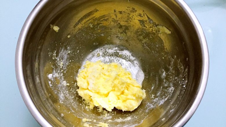 淡奶油曲奇,先用打蛋器搅拌均匀