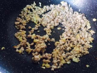 忍不住加了辣椒—肉沫干煸四季豆,肉沫发白，炒出水分。