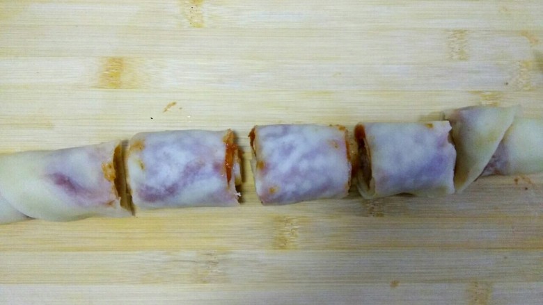 山楂果酱卷饼,切成小段