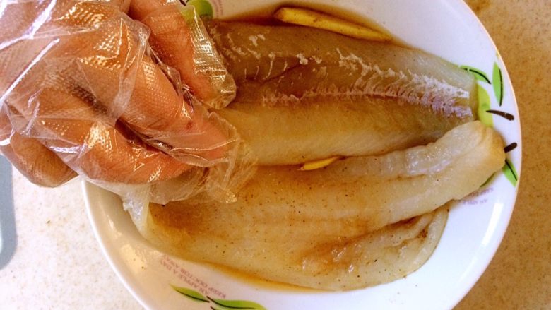 #黑酱油#秘制蒸鳕鱼,然后给鳕鱼按摩。腌制十分钟。