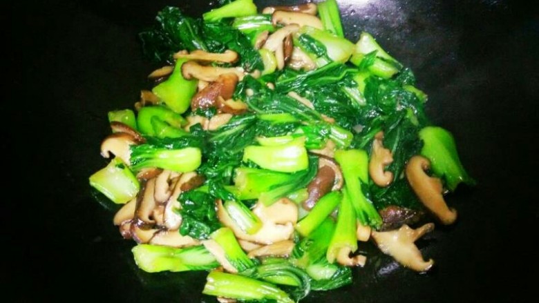 香菇青菜,开锅，翻炒一遍，蔬菜颜色变深