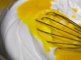 香葱肉松杯子蛋糕,蛋黄倒入蛋白霜中
用蛋抽兜底拌匀