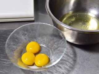 香葱肉松杯子蛋糕,预热烤箱180度
分离蛋清和蛋黄