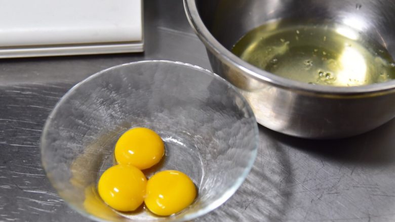 香葱肉松杯子蛋糕,预热烤箱180度
分离蛋清和蛋黄