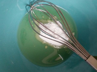 中式点心+全麦核桃酥,称量出玉米油加入糖粉，打蛋器搅拌至融化