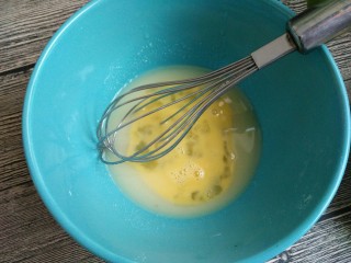 中式点心+全麦核桃酥,再加入20克全蛋液搅拌均匀