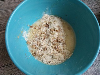 中式点心+全麦核桃酥,核桃碎与杂粮粉一起分次加入液体中