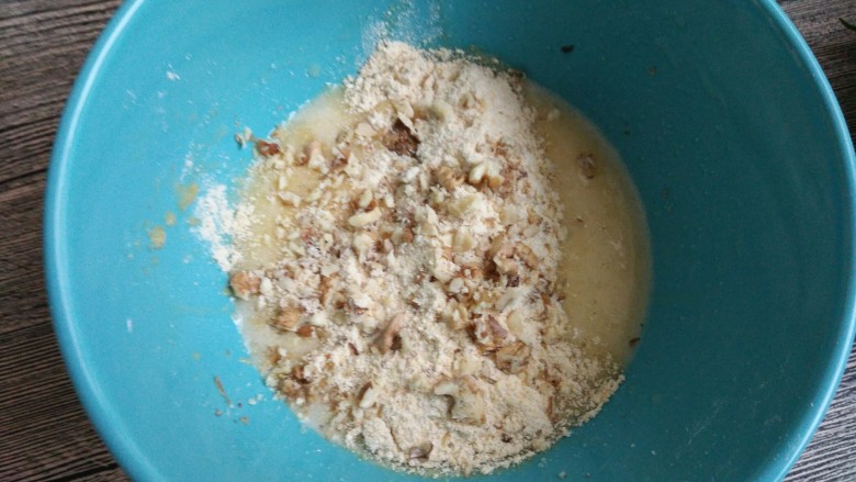 中式点心+全麦核桃酥,核桃碎与杂粮粉一起分次加入液体中