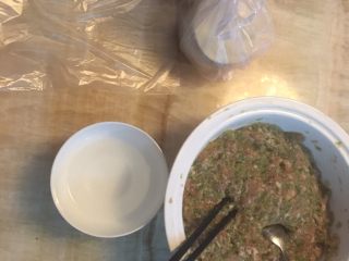 芹菜陷饺子-妈妈的味道,准备水和饺皮包饺子了