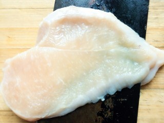 新派大鸡排,将鸡胸肉的边角薄膜和脂肪切掉，如图片开