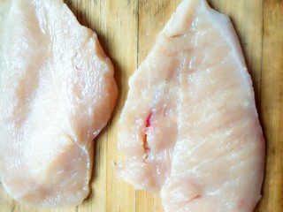 新派大鸡排,片开的鸡胸肉，大概1.5―2厘米厚度