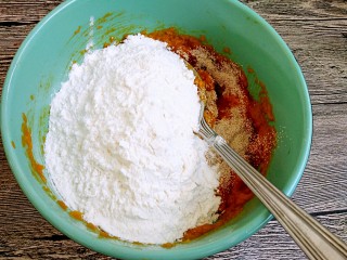 中式面点+南瓜豆沙包,放置有余温时，加面粉和酵母粉