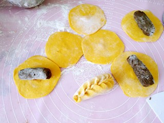 中式面点+南瓜豆沙包,擀成中间厚边缘薄的面皮，豆沙馅搓长条，包的时候直接放里面就可以，从一端两边捏折，如图