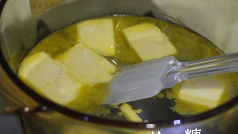奶油大个泡芙,将称量好的牛奶，黄油，盐，糖全部到在一个锅里，开中火加热