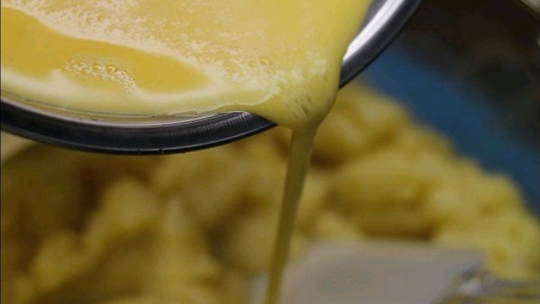奶油大个泡芙,将鸡蛋打散分多次倒入面糊中