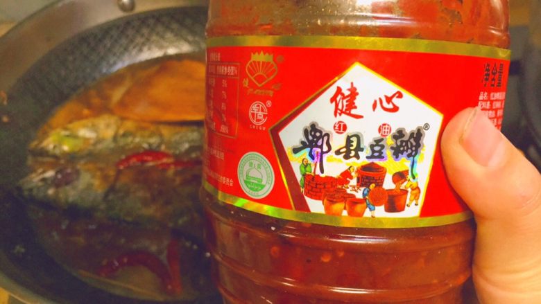 黑酱油+红烧胖秋刀,我红烧菜都爱下它。郫县豆瓣，我自己感觉特别提味。
