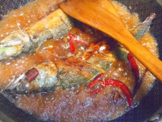 黑酱油+红烧胖秋刀,然后下热水，水过大部分鱼身。