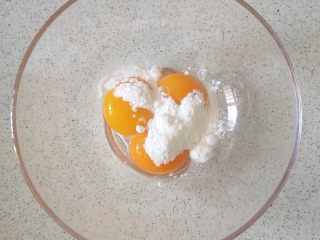 甜甜软软的红豆甜甜圈,蛋清蛋黄分离，蛋黄中加入10g糖粉