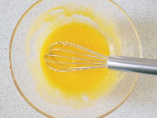 甜甜软软的红豆甜甜圈,用手动打蛋器将蛋黄和糖粉搅拌均匀，打到微微发白