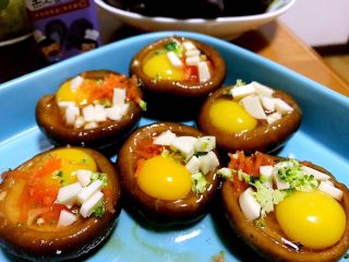 香菇鹌鹑蛋,把切好的菜丁放上去

