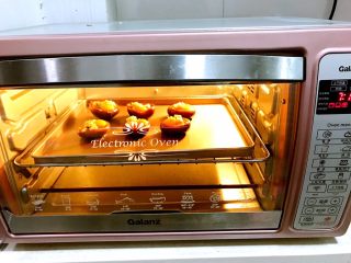 香菇鹌鹑蛋,烤箱预热，当然家里没有烤箱的，可以用蒸锅来蒸熟～选择汽锅蒸，时间15分钟左右
预热后放进烤箱

