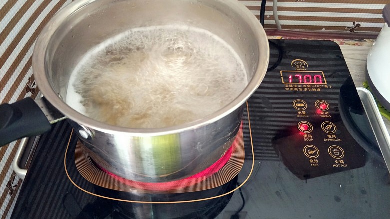 家庭版黑椒牛排,锅里水开后，下入螺旋面煮熟