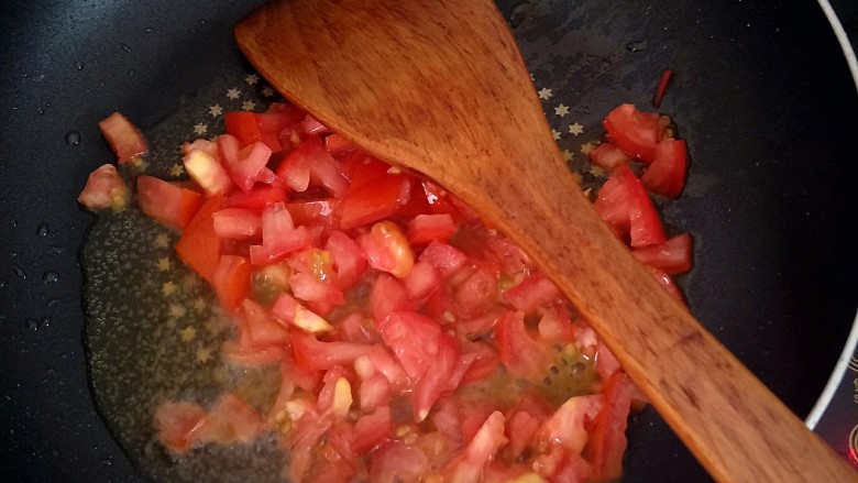 家庭版黑椒牛排,锅里倒适量油烧热炒西红柿丁