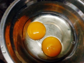 虾仁胡萝卜秋葵鸡蛋羹,土鸡蛋打在一个大点的盆里