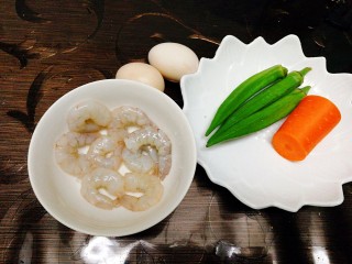 虾仁胡萝卜秋葵鸡蛋羹,准备好鸡蛋羹的食材