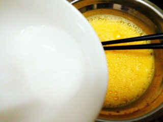 虾仁胡萝卜秋葵鸡蛋羹,边倒边打，加入适量虾皮粉。