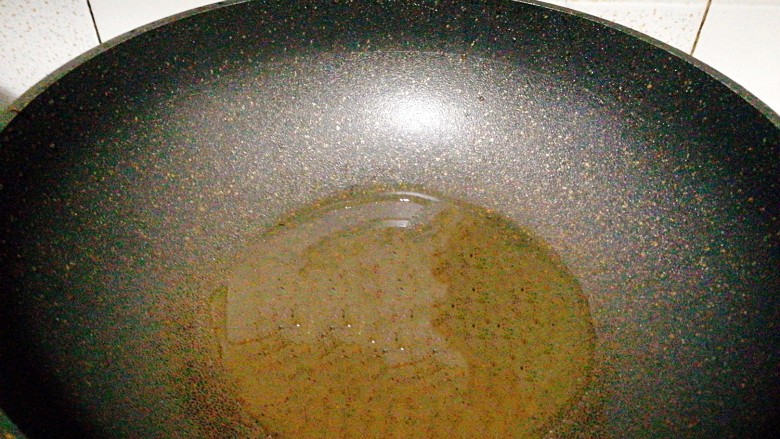 黑酱油+青红椒炒虾仁,锅里放油