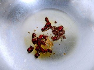 香辣茼蒿,待油七分热时放入辣椒花椒爆香。