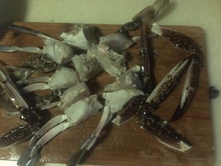 香辣梭子蟹炒年糕,梭子蟹洗净，去腮，去心，切成每只4-6块
