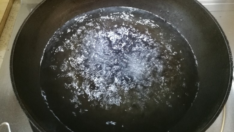 红烧小羊肉,锅内清水烧开。